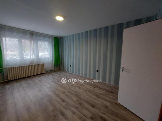 Eladó panellakás, Pécsett 53.9 M Ft, 3 szobás