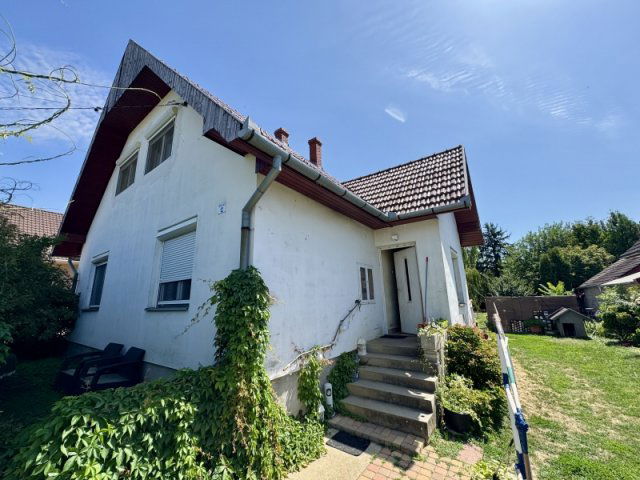 Eladó családi ház, Siklóson 72.9 M Ft, 5 szobás