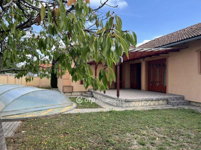 Eladó családi ház, Szekszárdon 117 M Ft, 3 szobás