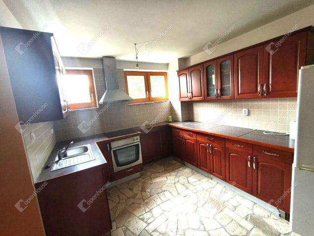 Eladó családi ház, Komáromban 131.2 M Ft, 5 szobás