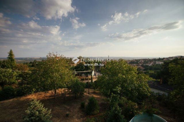 Eladó családi ház, Pécsett 180 M Ft, 7 szobás
