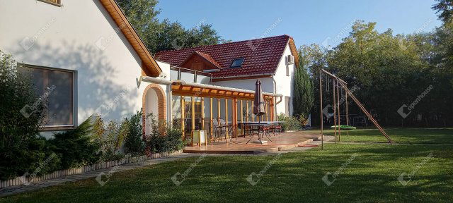 Eladó családi ház, Zákányszéken 231.42 M Ft, 12 szobás