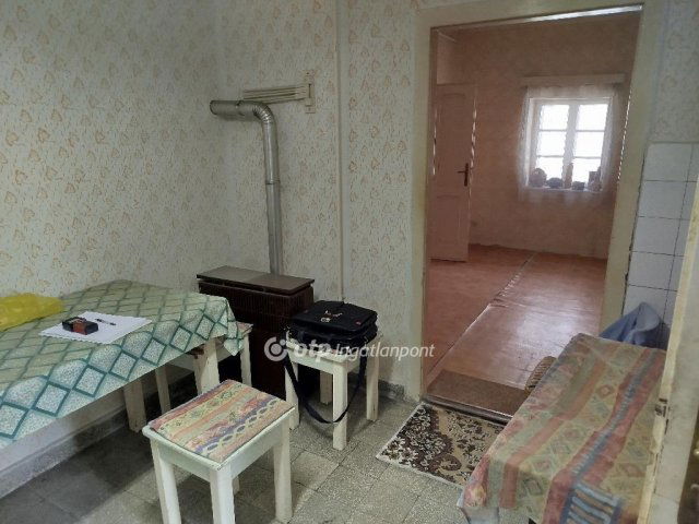 Eladó családi ház, Pécsett 27.9 M Ft, 2 szobás