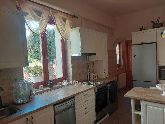 Eladó családi ház, Budapesten, III. kerületben 220 M Ft