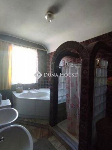 Eladó családi ház, Érden 260 M Ft, 8 szobás