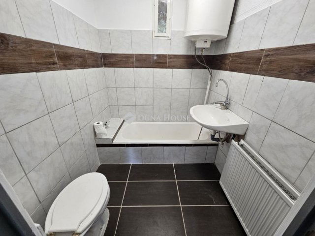 Eladó családi ház, Keszün 30 M Ft, 3 szobás