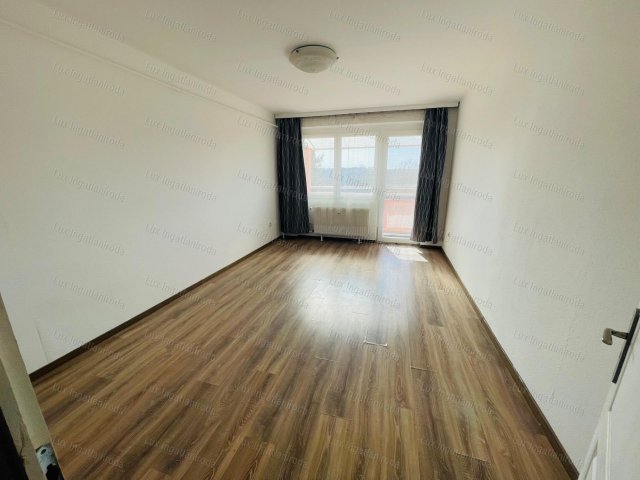 Eladó panellakás, Komáromban 49.9 M Ft, 2+1 szobás