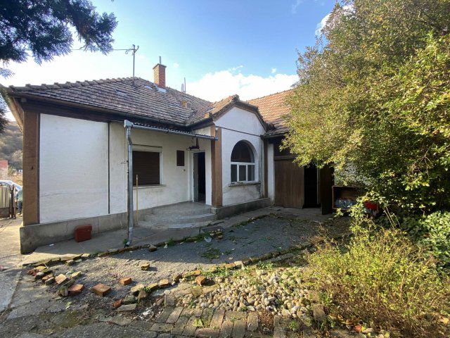 Eladó családi ház, Komlón, Fő utcában 24.9 M Ft, 4 szobás