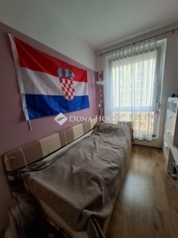 Eladó panellakás, Pécsett 39.9 M Ft, 3 szobás