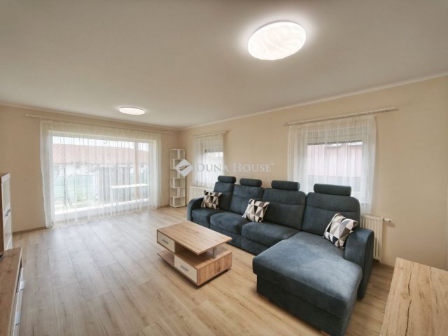 Eladó ikerház, Dunaújvárosban 105 M Ft, 3 szobás