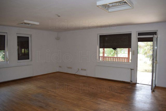 Eladó családi ház, Győrságon 105 M Ft, 13 szobás