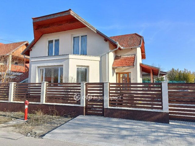 Eladó családi ház, Szigetszentmiklóson 110 M Ft, 5 szobás