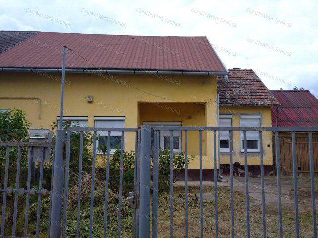 Eladó családi ház, Tiszaföldváron 10.9 M Ft, 2 szobás