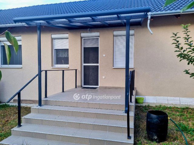 Eladó ikerház, Tökölön 80 M Ft, 4 szobás