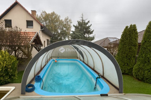 Eladó családi ház, Szigetszentmiklóson 85 M Ft, 5 szobás