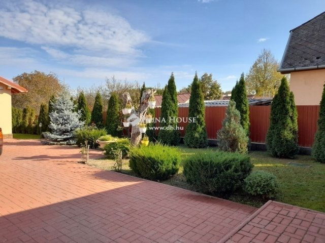 Eladó családi ház, Mogyoródon 220 M Ft, 6 szobás