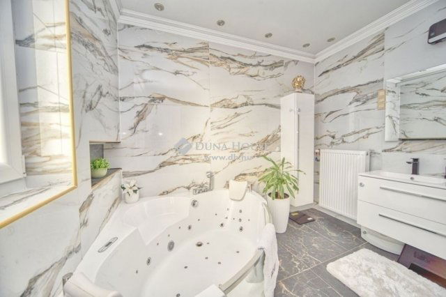 Eladó családi ház, Gyálon 299 M Ft, 7 szobás