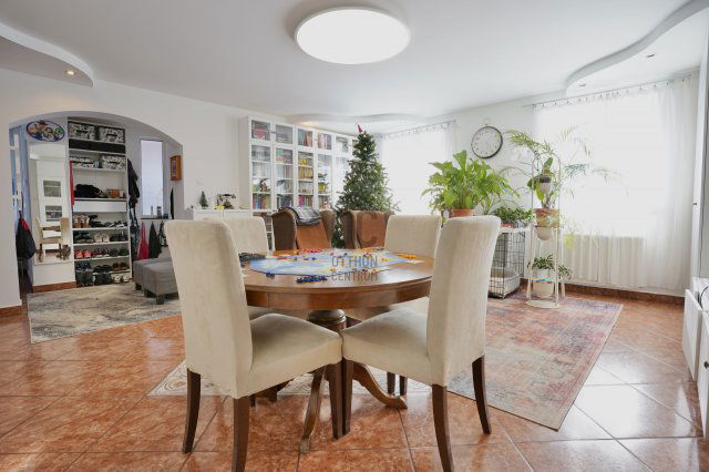 Eladó családi ház, Vácon 140.9 M Ft, 5 szobás