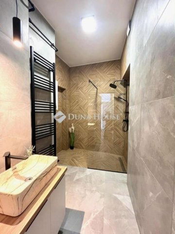 Eladó téglalakás, Pécsett 73.9 M Ft, 3 szobás