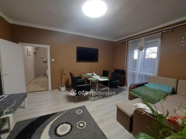 Eladó téglalakás, Pécsett 32.7 M Ft, 2 szobás