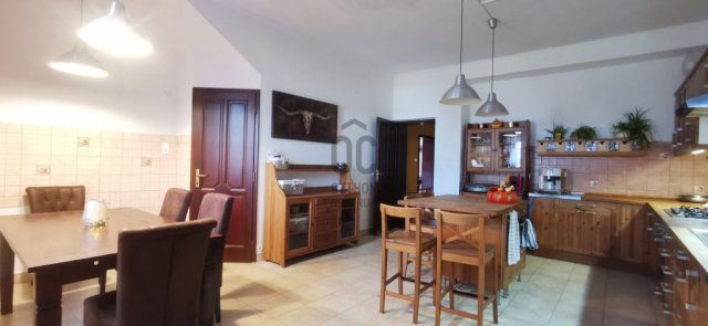 Eladó családi ház, Taksonyon 154.9 M Ft, 9 szobás