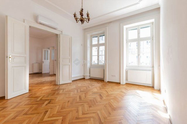 Eladó téglalakás, Budapesten, V. kerületben 143 M Ft, 2 szobás