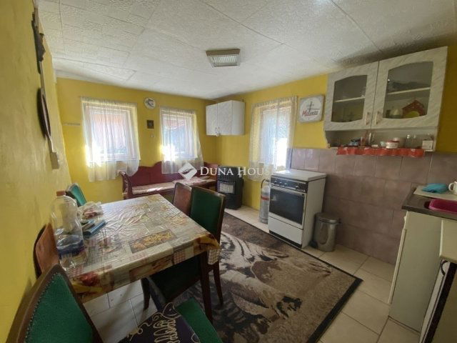 Eladó családi ház, Zsámbokon 35 M Ft, 2 szobás