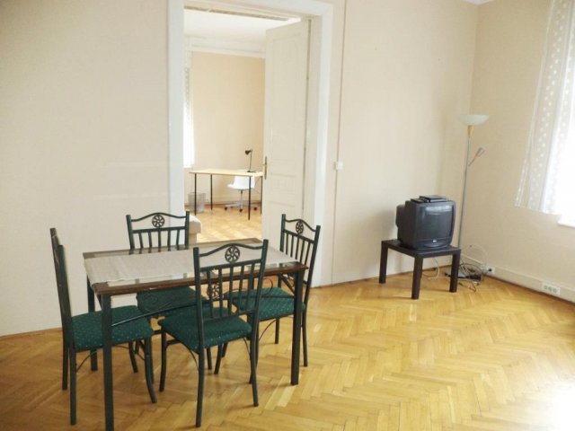 Kiadó téglalakás, albérlet, Pécsett, Koller utcában, 4 szobás