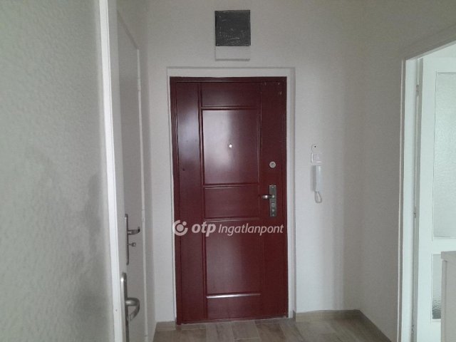 Eladó panellakás, Tatabányán 43 M Ft, 1 szobás