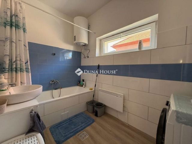 Eladó családi ház, Vecsésen 129.999 M Ft, 6 szobás