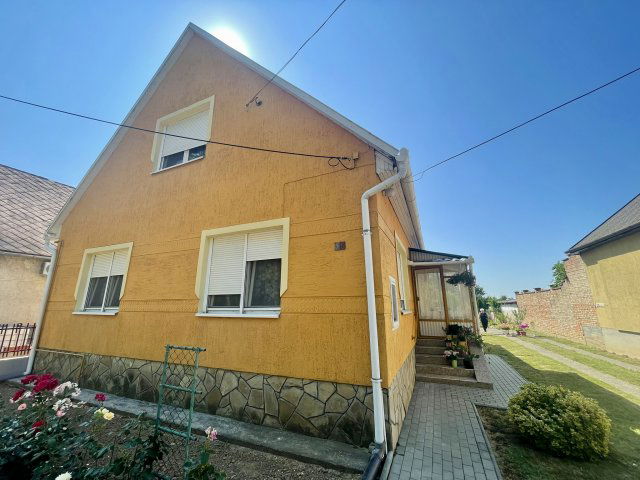 Eladó családi ház, Dombóváron, Radnóti utcában 45 M Ft