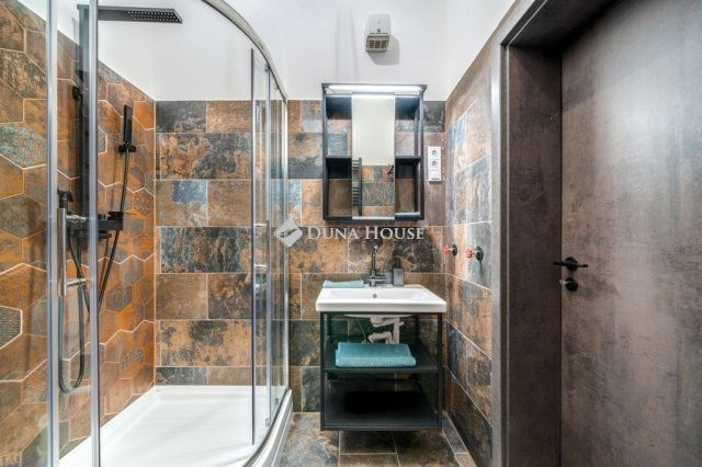 Eladó téglalakás, Budapesten, III. kerületben 46.9 M Ft