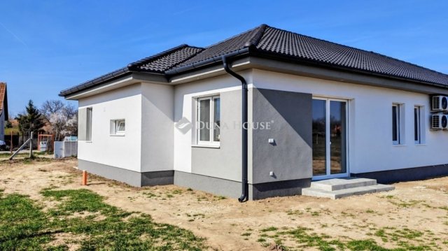 Eladó ikerház, Kecskeméten 89.995 M Ft, 4 szobás