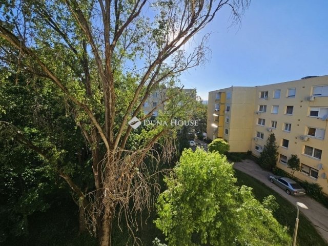 Eladó panellakás, Esztergomban 46.5 M Ft, 2 szobás