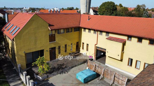 Eladó családi ház, Pápán 249 M Ft, 9+11 szobás