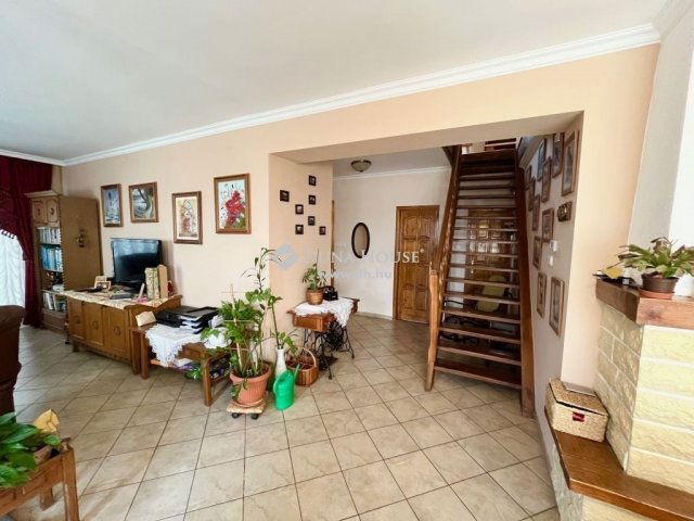 Eladó családi ház, Dunaújvárosban 89.9 M Ft, 5 szobás