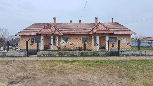 Eladó ikerház, Törtelen 55 M Ft, 4 szobás / költözzbe.hu