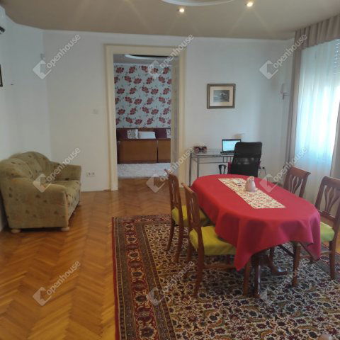 Eladó családi ház, Pápán 74.9 M Ft, 7 szobás