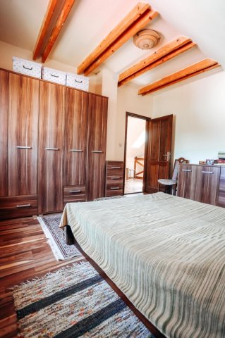 Eladó családi ház, Alsónyéken 149.9 M Ft, 9 szobás