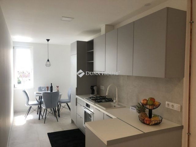 Eladó téglalakás, Pécsett 63.9 M Ft, 2 szobás