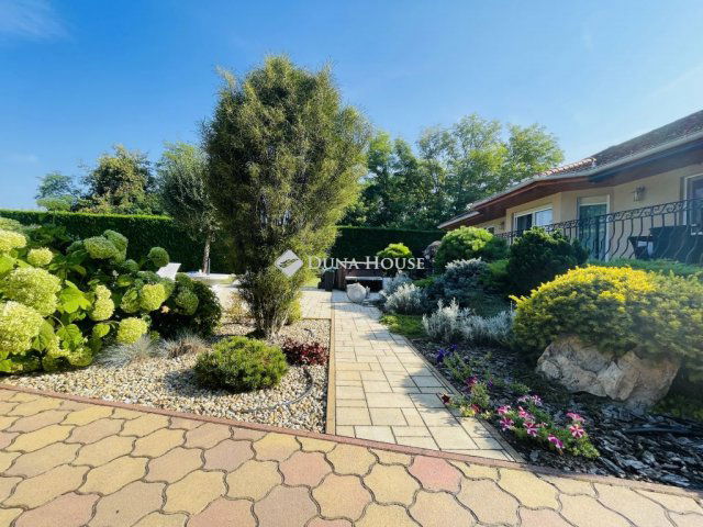 Eladó családi ház, Pócsmegyeren 110 M Ft, 3 szobás