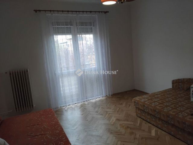 Eladó téglalakás, Pécsett 58 M Ft, 3 szobás