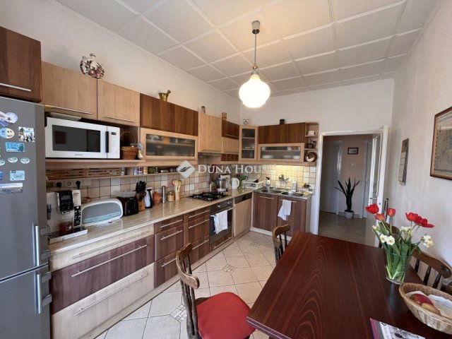 Eladó családi ház, Veszprémben 189 M Ft, 6 szobás