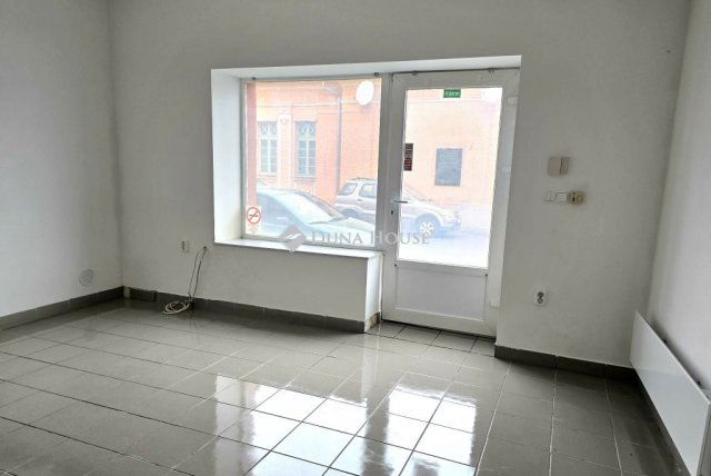 Eladó üzlethelyiség, Esztergomban, Hősök terén 35 M Ft