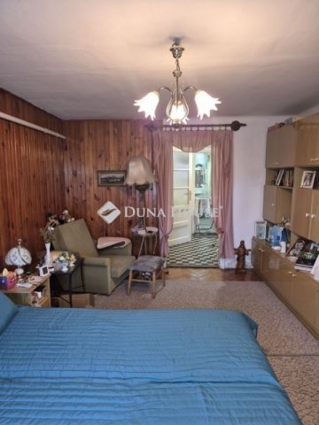 Eladó családi ház, Pécsett 199 M Ft, 8 szobás