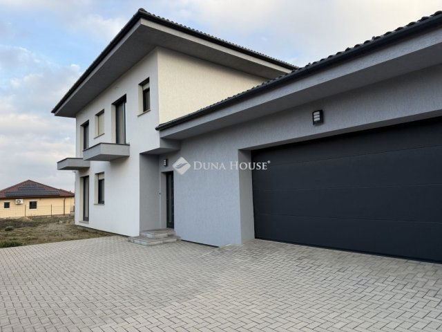 Eladó ikerház, Érden 179.9 M Ft, 5 szobás / költözzbe.hu