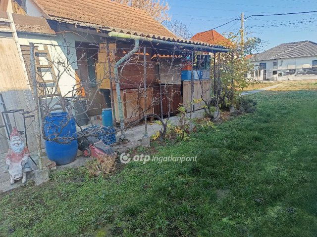 Eladó családi ház, Szigetszentmiklóson 28 M Ft, 1 szobás