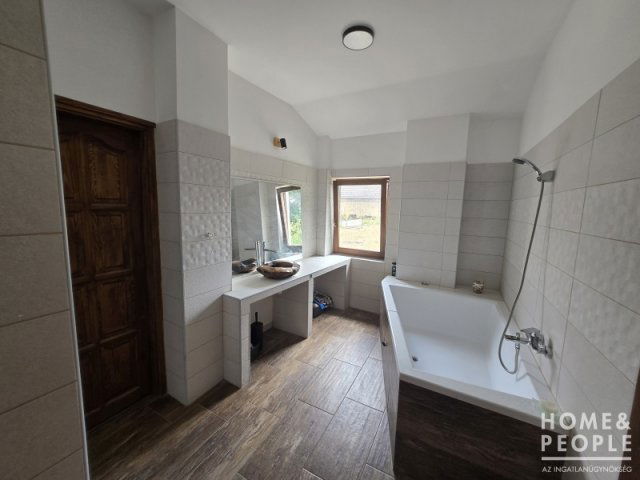 Eladó családi ház, Röszkén 91.99 M Ft, 10+6 szobás