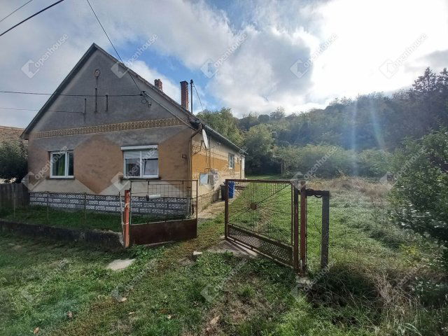 Eladó családi ház, Csikóstőttősön 14 M Ft, 3 szobás