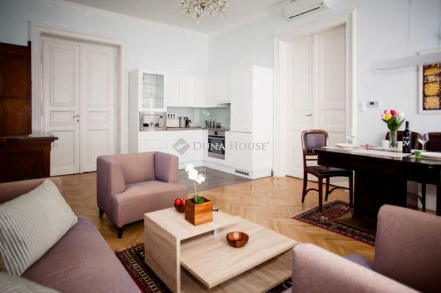 Eladó téglalakás, Budapesten, VI. kerületben, Paulay Ede utcában